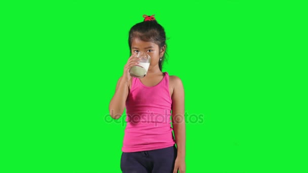 Ładna dziewczyna pije mleko w studio — Wideo stockowe