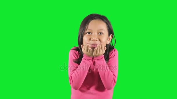 Küçük kız öpücük studio üfleme — Stok video