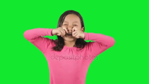 Kleines Mädchen weint im Studio — Stockvideo