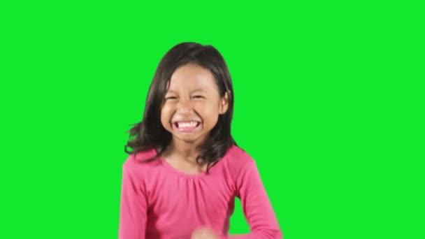 Маленькая девочка со злобным выражением лица в студии — стоковое видео