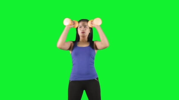 Молодая женщина упражняется с гантелями — стоковое видео