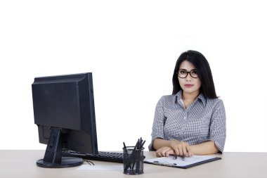 Güzel kadın kendinden emin görünüyor 