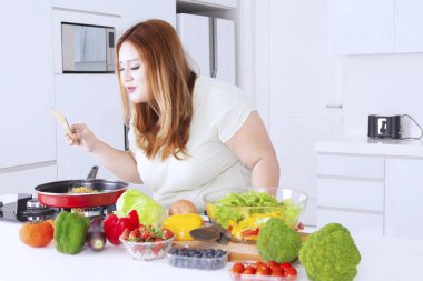 Sarışın kadın sebze yemek 