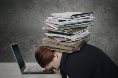 Belgeler ile laptop işkadını uyur 