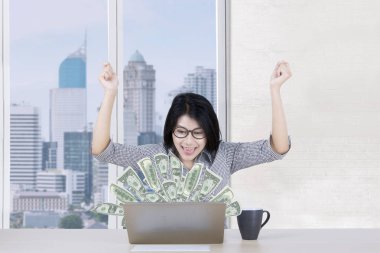 Neşeli işçi online para yapar