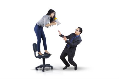 Kadın girişimci megafon ile bağırarak 