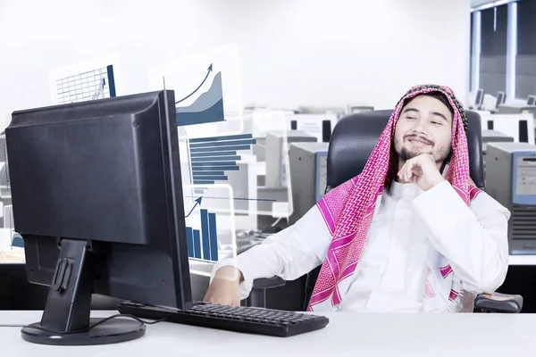 Arabian człowiek patrząc na wykres finansowych — Zdjęcie stockowe