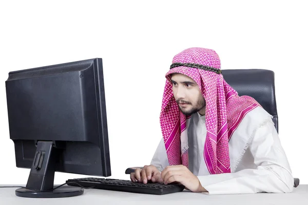Araber tippt auf Tastatur — Stockfoto