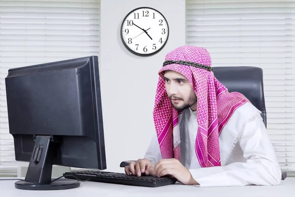 Arabian mężczyzna pracujący z komputerem — Zdjęcie stockowe