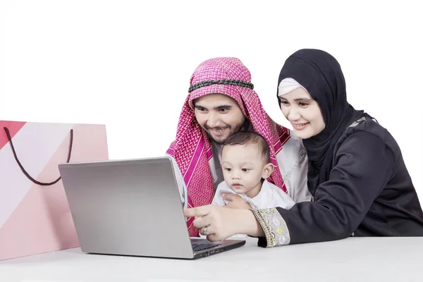 Arabský rodiče a dítě dívat laptop — Stock fotografie