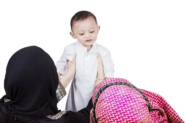 Parents arabes soulevant leur enfant — Photo