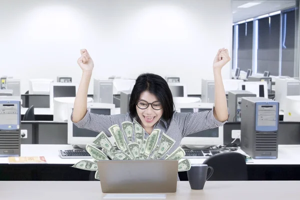 Asiatische Geschäftsfrau mit Dollars auf Laptop — Stockfoto