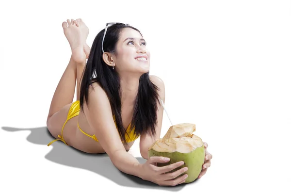 코코넛 음료와 함께 웃 고 하는 아름 다운 여자 — 스톡 사진