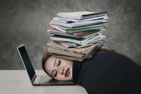 Blonde woman sleeping on her laptop — Stock Photo, Image