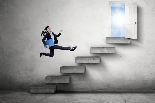 実業家に登る階段の鉛ドア — ストック写真