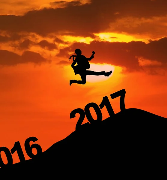 Деловая женщина прыгает на холм с номерами 2017 — стоковое фото