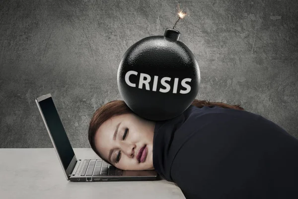 Femme d'affaires couchant avec une bombe de crise — Photo