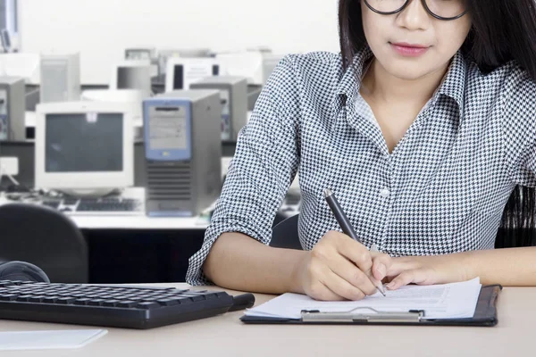 Geschäftsfrau schreibt auf Papierkram — Stockfoto