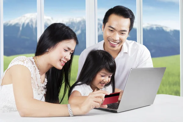 Família alegre desfrutando de compras on-line — Fotografia de Stock