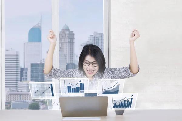 Trabajador alegre con gráfico de ganancias —  Fotos de Stock