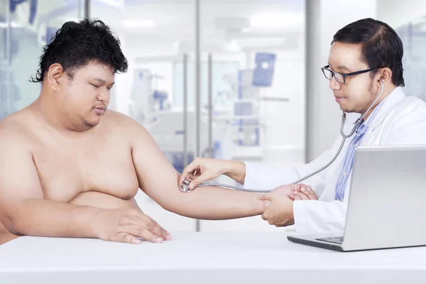 Doctor checking the patient heartbeat — Stock Photo, Image