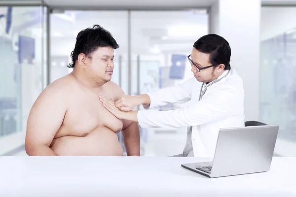 Doctor examines the patient heart — Stock Photo, Image