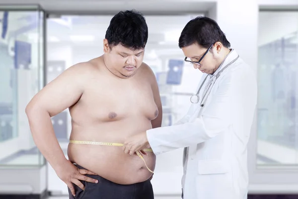 Doctor measures patient belly — Stock Photo, Image