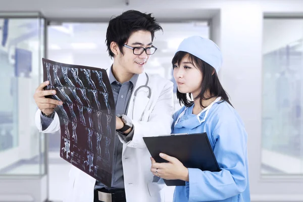 Lekarze patrząc na RTG — Zdjęcie stockowe