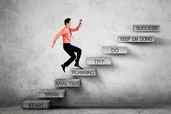 Empreendedor caminha em escadas com palavra de planejamento — Fotografia de Stock