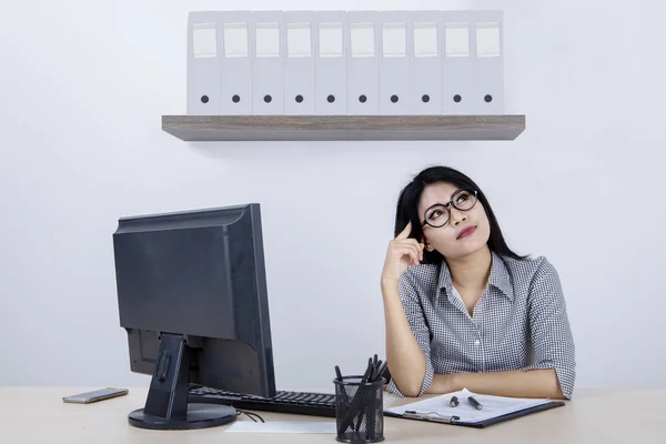 Vrouwelijke ondernemer dagdromen in kantoor — Stockfoto