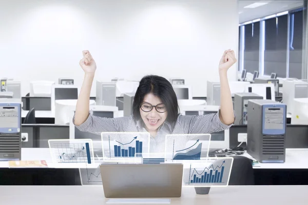 Vrouwelijke ondernemer met winst grafiek in office — Stockfoto