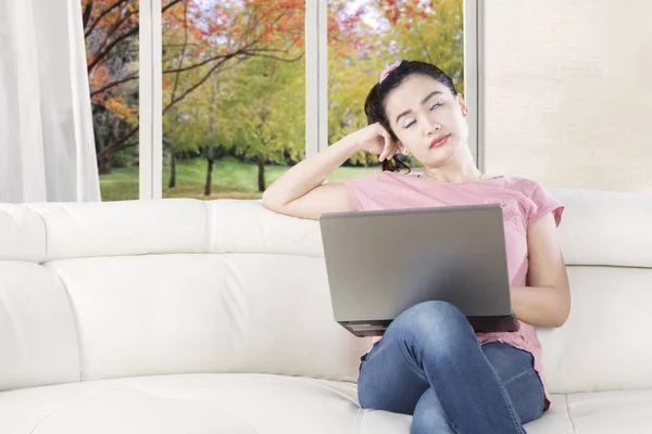 Weibliches Modell mit Laptop zu Hause — Stockfoto