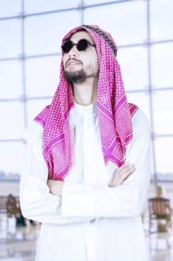 Müslüman adam havaalanında kendinden emin görünüyor 