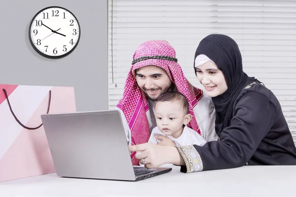 Heureuse famille arabe regardant ordinateur portable — Photo