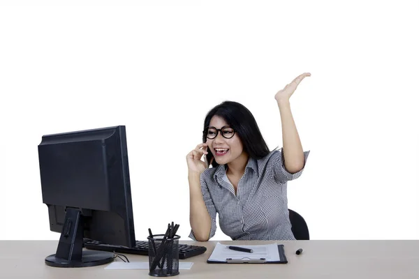 Mujer feliz habla en el teléfono inteligente — Foto de Stock