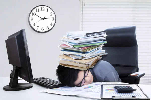 Masculino gerente dormindo com documentos — Fotografia de Stock
