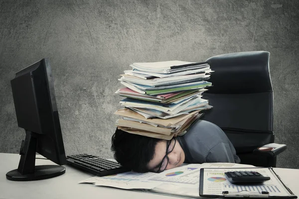 Männlicher Arbeitnehmer schläft mit Dokument — Stockfoto