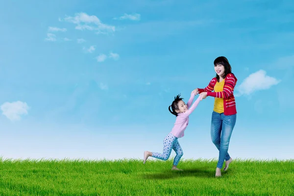 Madre y niña jugando en el prado —  Fotos de Stock