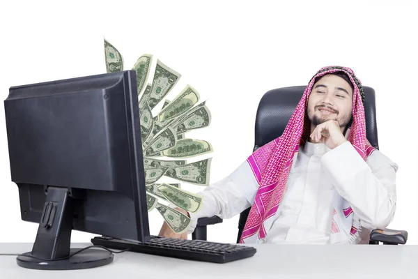 Empresário muçulmano procurando dinheiro no monitor — Fotografia de Stock