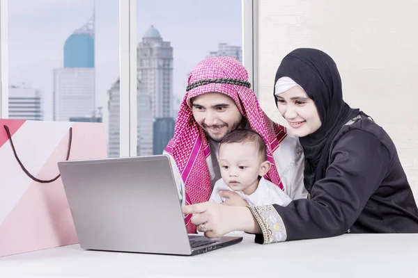 무슬림 부모와 아들 노트북을 찾고 — 스톡 사진