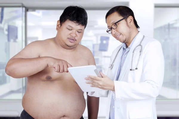 Patient qui regarde le résultat de l'examen — Photo