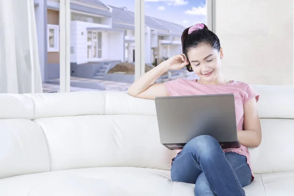 Mooi model met laptop op gezellige Bank — Stockfoto