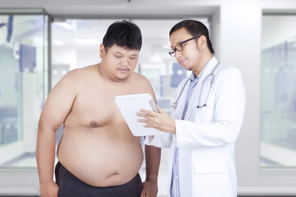 Patient schaut auf Behandlungsergebnis — Stockfoto