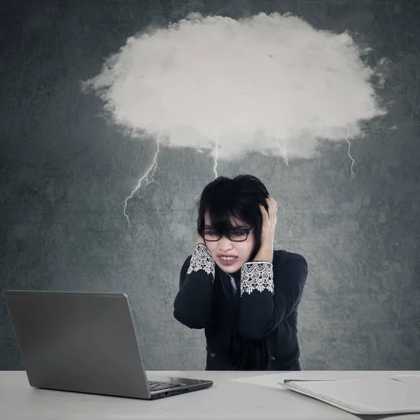 Stressgeplagter Arbeitnehmer sitzt unter Wolke — Stockfoto