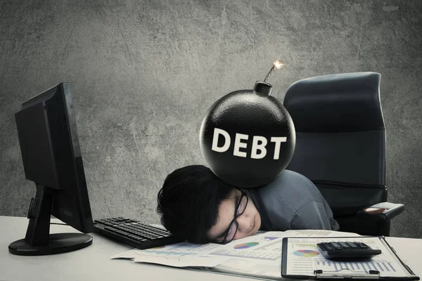 Stressvolle accountant met dynamiet — Stockfoto