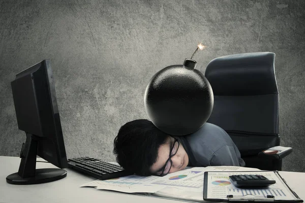 Unavený pracovník spí s bombou — Stock fotografie