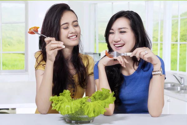 Zwei Mädchen ernähren sich gesund — Stockfoto