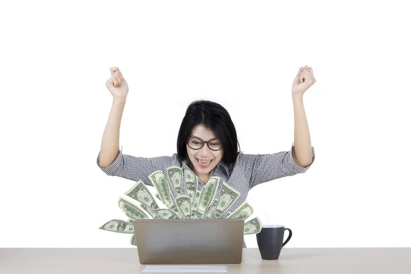 노트북에 돈을 보고 하는 여자 — 스톡 사진