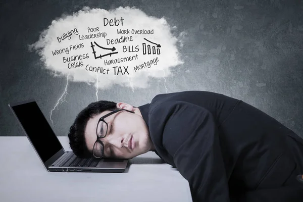 Worker sleep on laptop under speech bubble — Stock Photo, Image