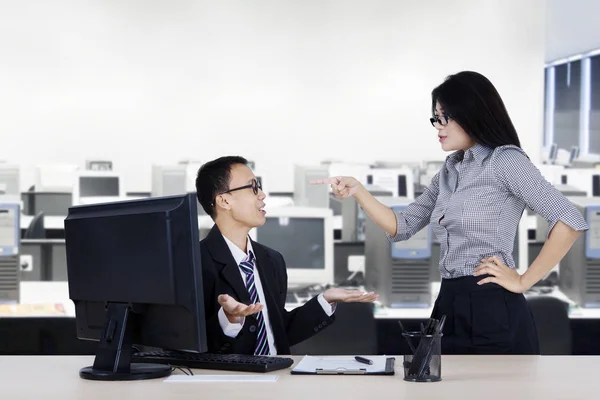 Young boss shouting to her subordinate — Stock Photo, Image